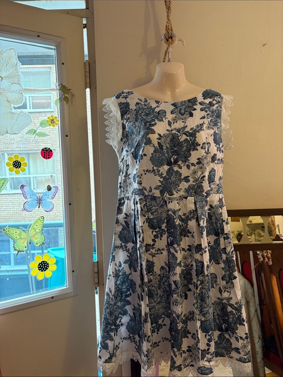 Dorothy Perkins Dresses & Skirts - Dorothy Perkins White Midi Dress with Blue Floral Print. Cotton
